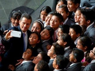 Niños de primaria le piden 'selfie' al presidente Peña Nieto