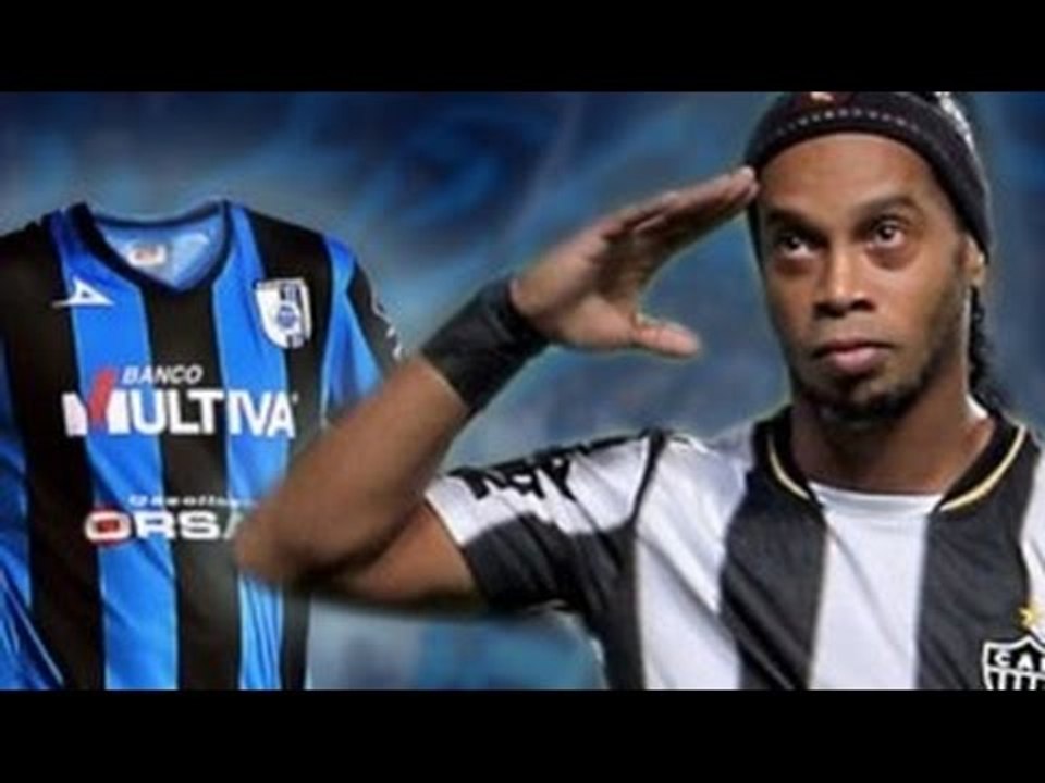 Ronaldinho llega a México portando la playera de Gallos Blancos del Querétaro / #SomosGallos