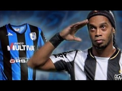 Ronaldinho llega a México portando la playera de Gallos Blancos del Querétaro / #SomosGallos