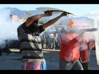 Habitantes de Oaxaca retienen a maestros de la sección 22