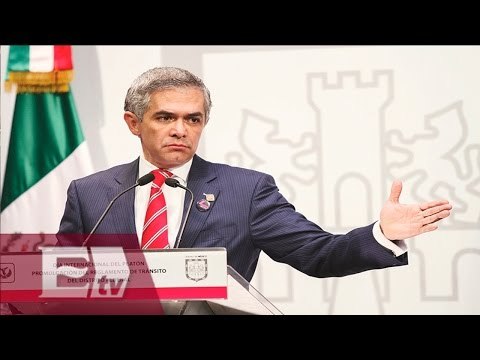 Entrega Mancera iniciativa para regular uso médico de marihuana / Kimberly Armengol