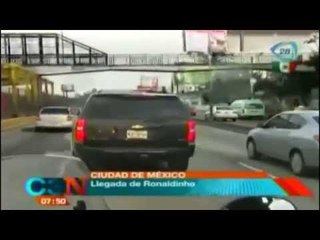 La llegada de Ronaldinho a México / Ronaldinho toca suelo mexicano