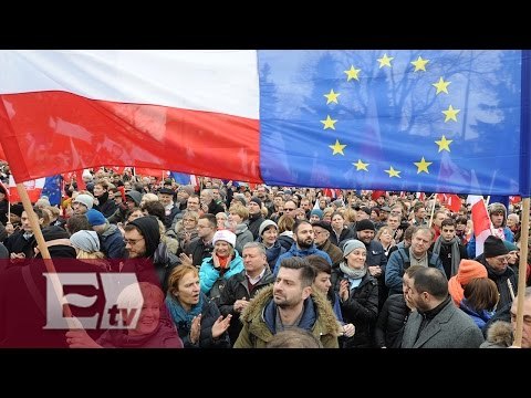Miles de polacos protestan en Varsovia contra el gobierno de Kaczynski/ Yazmín Jalil