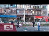 Vecinos y bomberos limpian los escombros de la explosión en Félix Cuevas / Yuriria Sierra