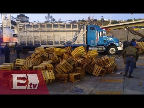 Camión vuelca en la México-Querétaro por exceso de velocidad/ Vianey Esquinca