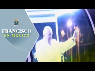 Download Video: Papa Francisco bendice a asistentes en su recorrido / Papa Francisco en México