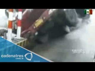 En China camión se voltea y choca contra caseta de cobro
