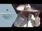 Papa Francisco se pone sombrero de charro en su recorrido por el Zócalo capitalino