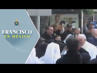 El Sumo Pontífice desciende del papamóvil y bendice a monjas en avenida Patriotismo