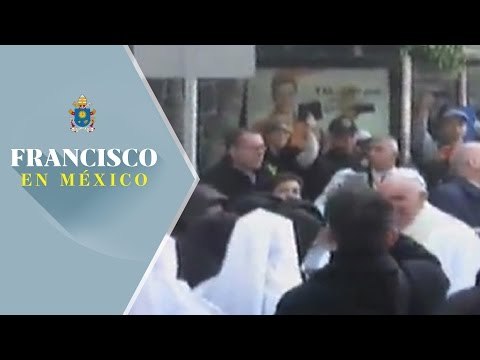 El Sumo Pontífice desciende del papamóvil y bendice a monjas en avenida Patriotismo