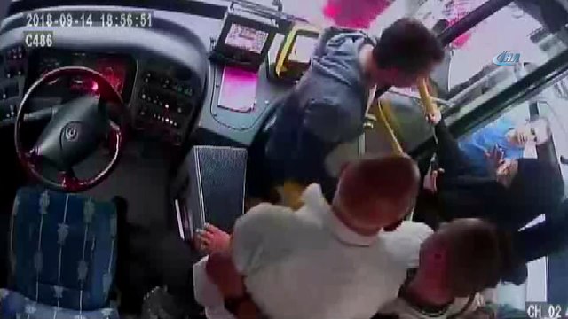 Halk otobüsü şoförü ile yayanın yol verme tartışması kamerada