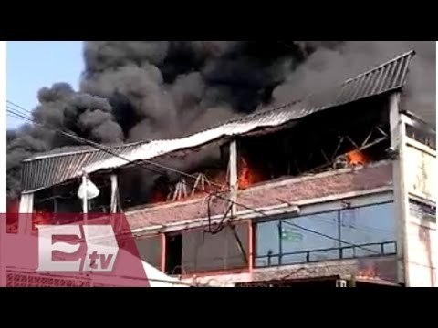 Incendio consume lote de autos en Tlalnepantla, Edomex / Paola Barquet