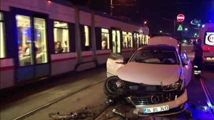 Cevizlibağ’da Otomobil Tramvaya Çarptı: 2 Yaralı