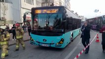 Kadıköy'de Çöken Yolda Tekerleği Düşen Otobüs Kurtarıldı