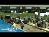 Toman normalistas  y maestros de Guerrero caseta en Autopista del Sol