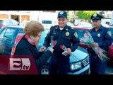 Policías regalan rosas por Día Internacional de la Mujer en CDMX / Martín Espinoza