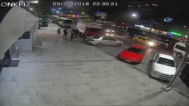Tek Yumrukla Devirip, Cep Telefonunu Gasp Ettiler... O Anlar Kamerada