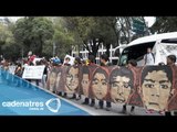 Universitarios bloquean entrada a la PGR en protesta por los 43 normalistas desaparecidos