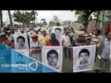 Padres de normalistas desaparecidos bloquean la entrada de la PGR
