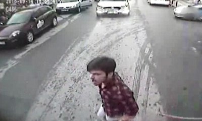 Kendisine yol veren otobüsün camını kırdı