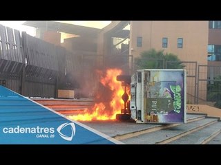 Queman vehículos a las afueras del Palacio de Gobierno de Guerrero