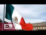 Retiran Bandera Monumental del Zócalo por fuertes vientos / Francisco Zea