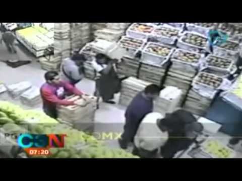 Captan a ladrones asaltando a comerciantes en la Central de Abasto