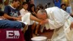 Papa Francisco lava los pies de refugiados de diferentes religiones / Atalo Mata
