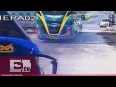 Tres muertos y 30 heridos por choque entre tren y autobús en Tailandia / Atalo Mata