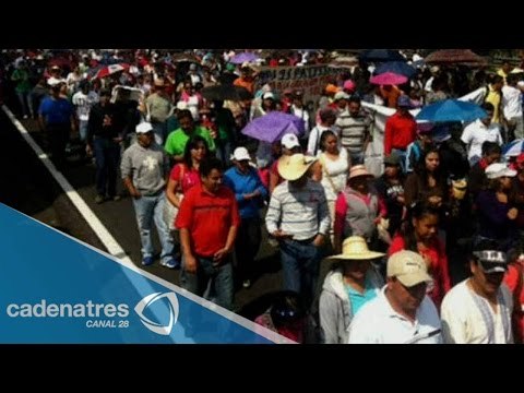 Maestros de Michoacán marchan y piden el regreso de normalistas