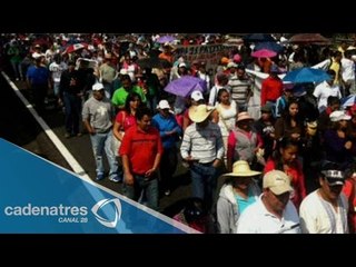 Maestros de Michoacán marchan y piden el regreso de normalistas