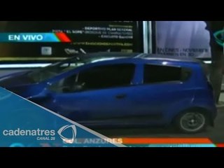 Patrulla se impacta contra un auto compacto en calles del DF