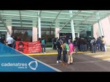 Normalistas bloquean aeropuerto de Morelia (VIDEO)