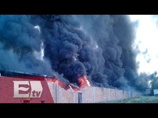 Fuerte incendio consume fábrica de sandalias en Guadalajara  / Atalo Mata