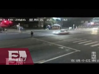 China: Hombre se salva de milagro al ser atropellado / Atalo Mata