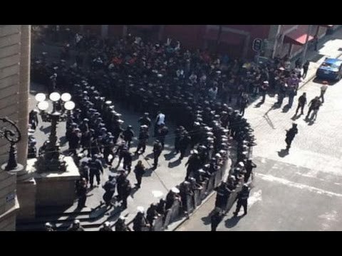 Manifestantes se enfrentan a policías frente a la ALDF