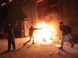 Encapuchados intentan quemar a policías en el Zócalo capitalino