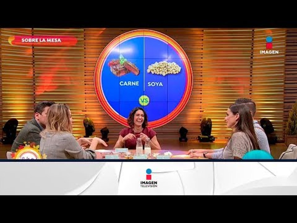 Sobre la mesa: alimentos saludables vs alimento...