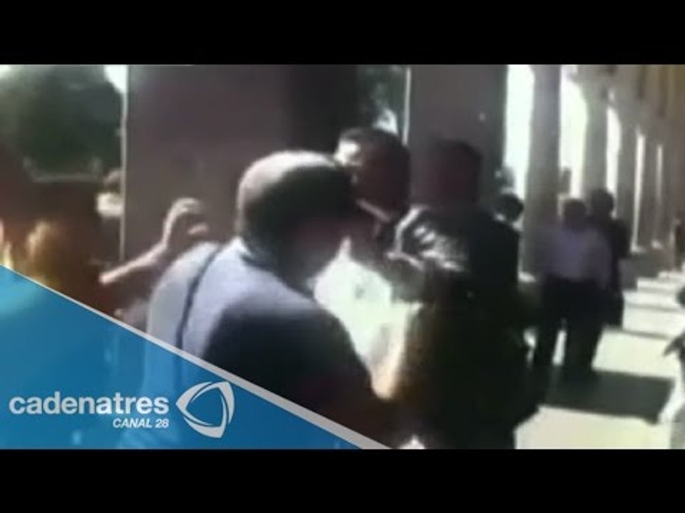 Manifestantes increpan a Alejandro Encinas en Xalapa, Veracruz