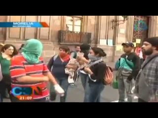 VIDEO: Encapuchados incendia la sede del PAN en Michoacán