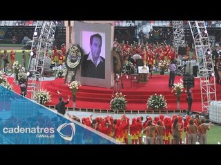 Emotiva despedida a Roberto Gómez Bolaños en el estadio Azteca