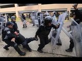 FUERTES IMÁGENES!!! Manifestantes golpean a policía de Guerrero