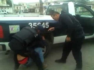 Graban a policías golpeando a un empleado de limpieza en Torreón