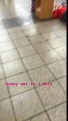 Chemise rouge femme allongée sur le sol du métro