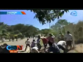 VIDEO: Policías de Huatulco disparan contra manifestantes