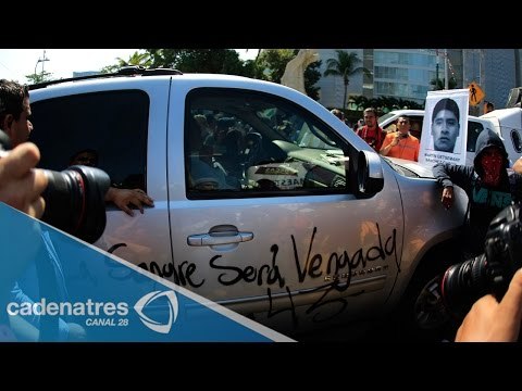 Normalistas retienen a alcalde de Acapulco