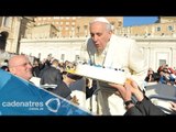 Tango y pastel para el Papa Francisco en su cumpleaños 78