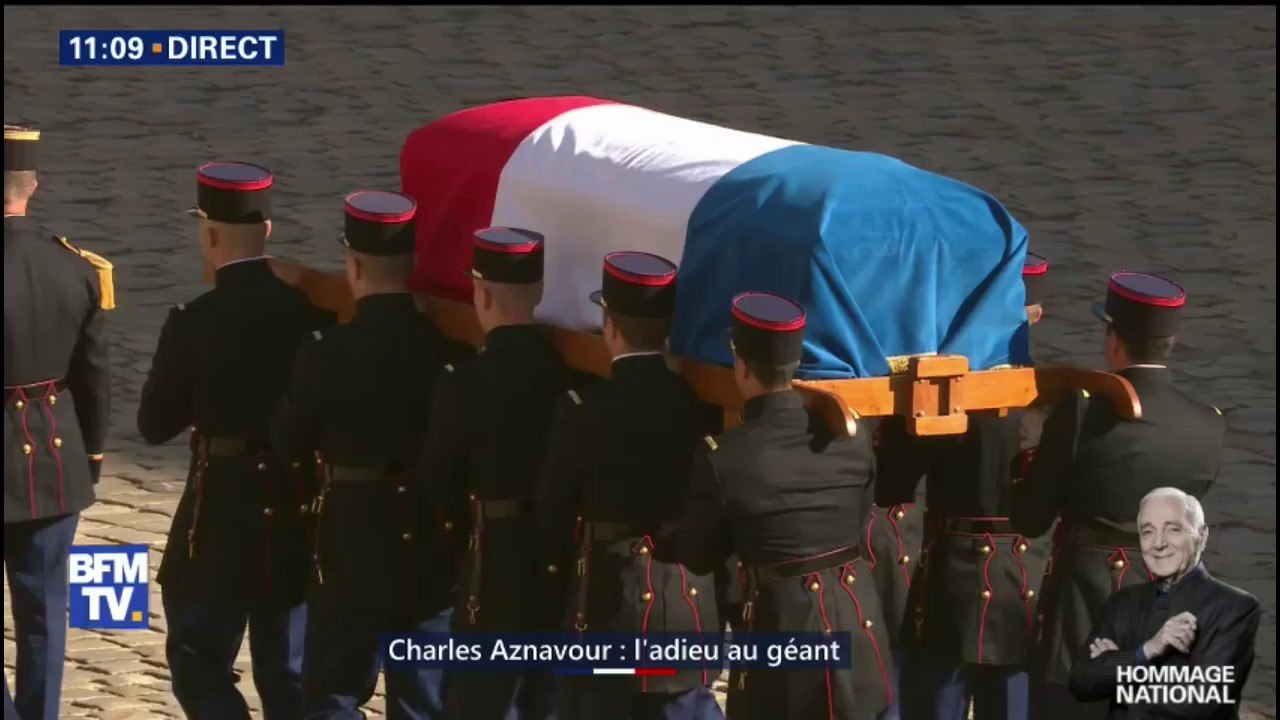 Le cercueil de Charles Aznavour quitte la cour des Invalides au son "d'Emmenez-moi"