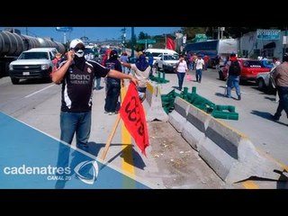 Maestros y normalistas bloquean la autopista del Sol