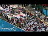 Padres de normalistas desaparecidos protestan en el Ángel de la Independencia
